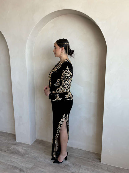 كاراكو أسود بخرز ذهبي