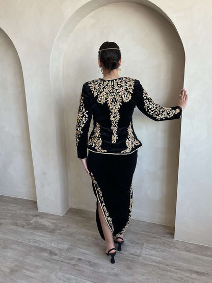 كاراكو أسود بخرز ذهبي