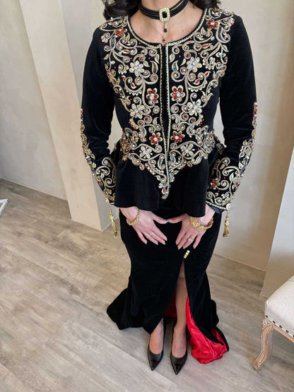 كاراكو عصري أسود وأحمر