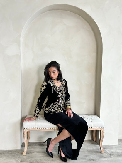 كاراكو أسود بتطريز ذهبي