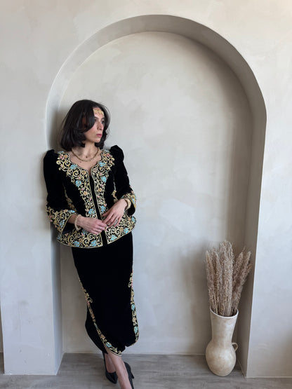 كاراكو أسود باللؤلؤ الأزرق