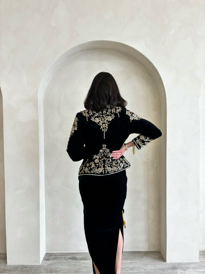 كاراكو أسود بتطريز ذهبي