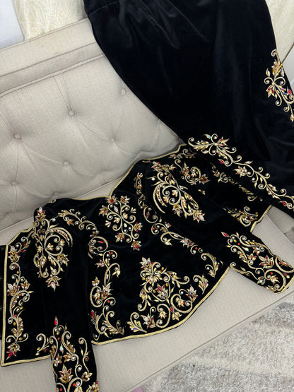 كاراكو أسود خرز أحمر